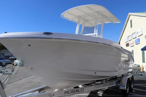 Another view of 2025 Robalo R200 Center Console for sale in Charleston, SC at Longshore Boats Charleston