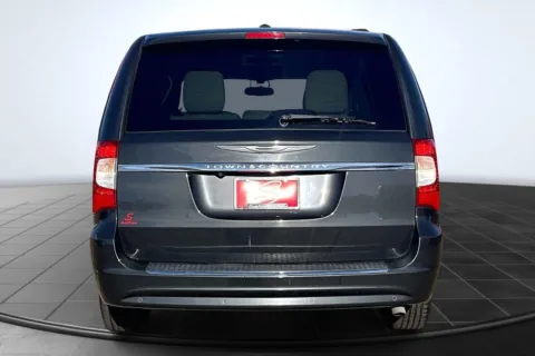 More photos of 2011 Chrysler Town &amp; Country Touring-L at South County Auto Plaza, MO