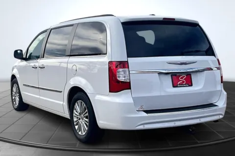 Photos of 2015 Chrysler Town &amp; Country Touring-L for sale in St. Louis, MO at South County Auto Plaza