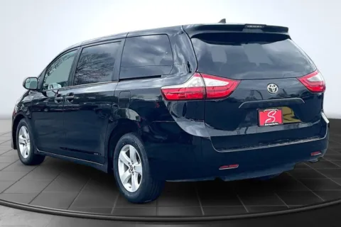 Photos of 2020 Toyota Sienna L for sale in St. Louis, MO at South County Auto Plaza