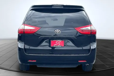 More photos of 2020 Toyota Sienna L at South County Auto Plaza, MO