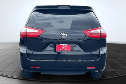 More photos of 2020 Toyota Sienna L at South County Auto Plaza, MO