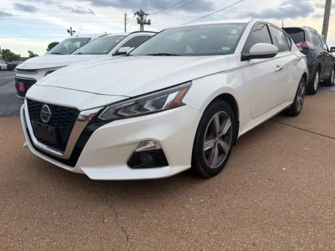 White 2020 Nissan Altima SL Intelligent AWD for sale in St. Louis, MO