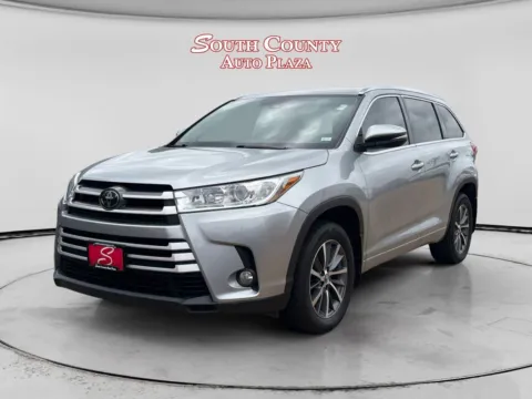 Silver 2018 Toyota Highlander XLE for sale in St. Louis, MO