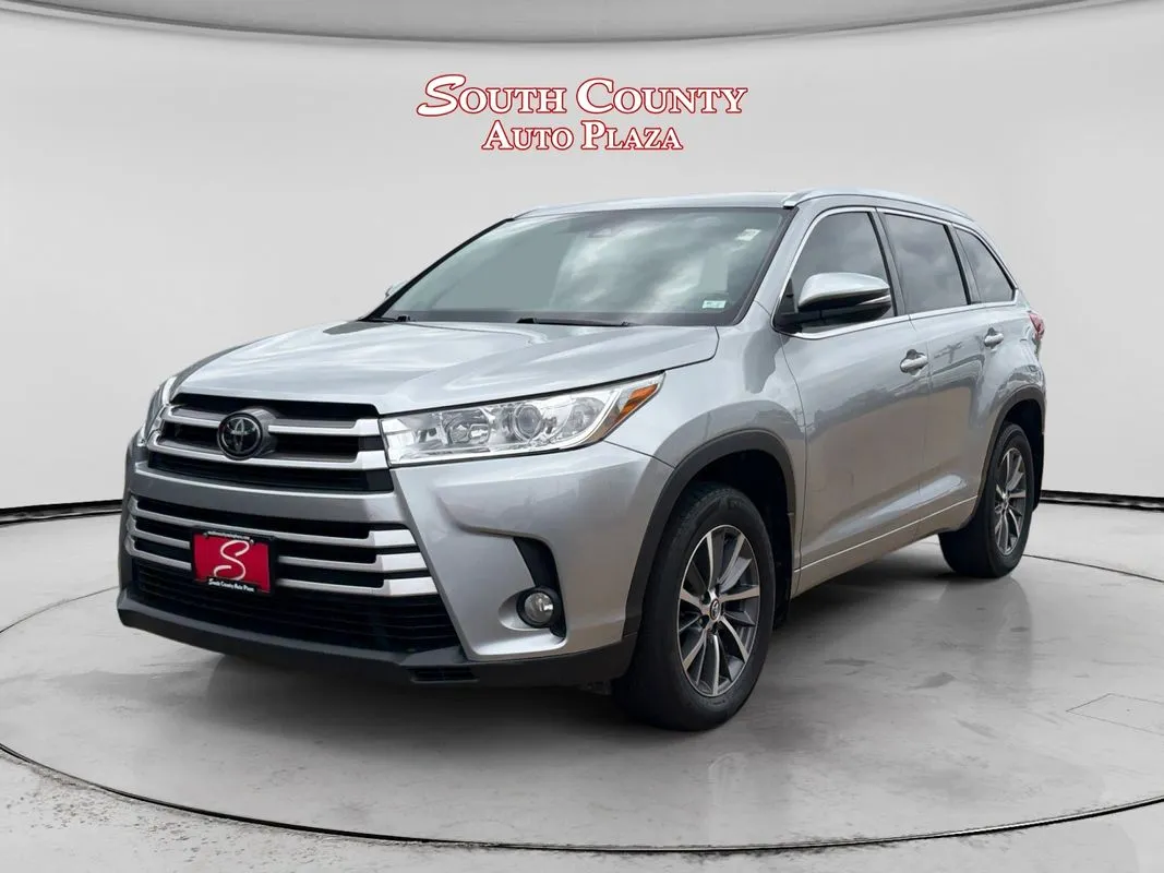 Silver 2018 Toyota Highlander XLE for sale in St. Louis, MO