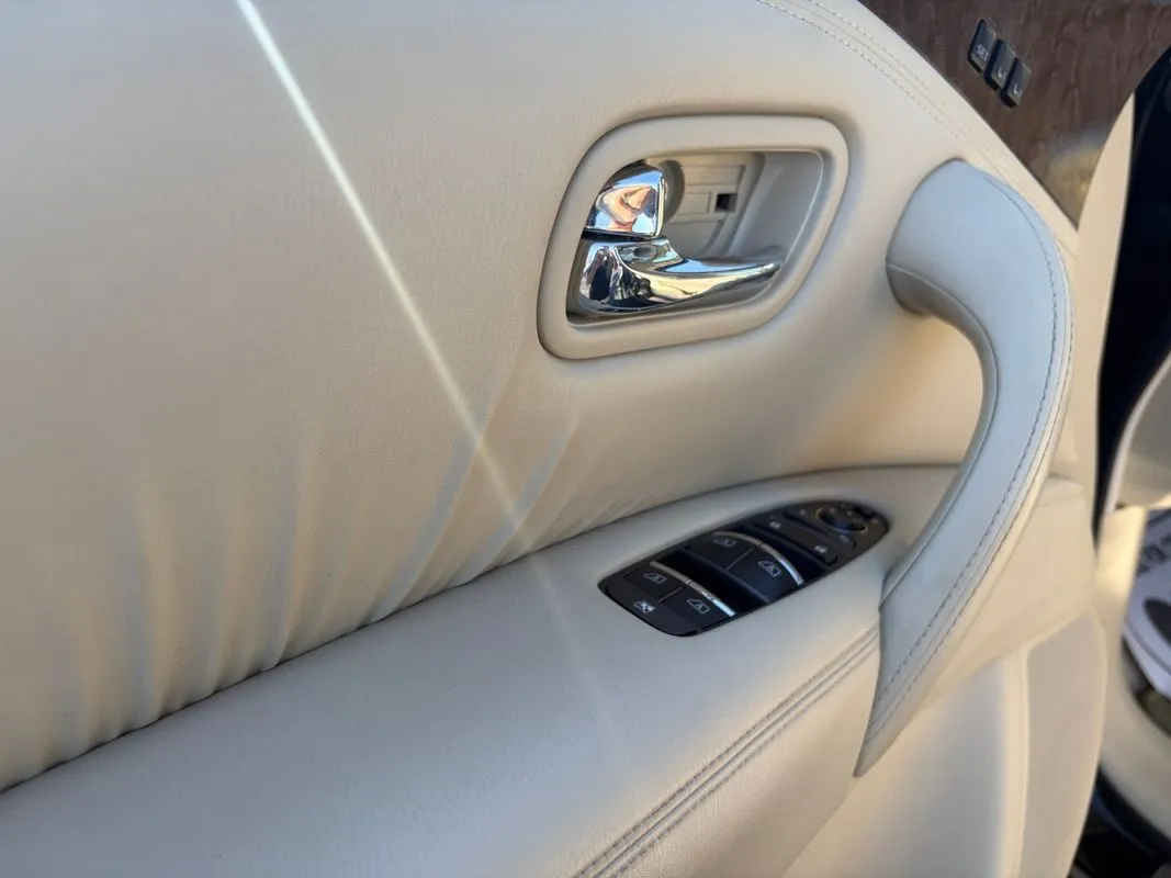 Infiniti QX80 photo 17