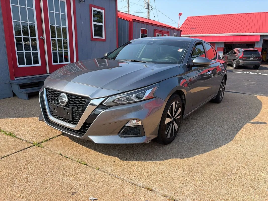 Black 2021 Nissan Altima SV FWD for sale in St. Louis, MO