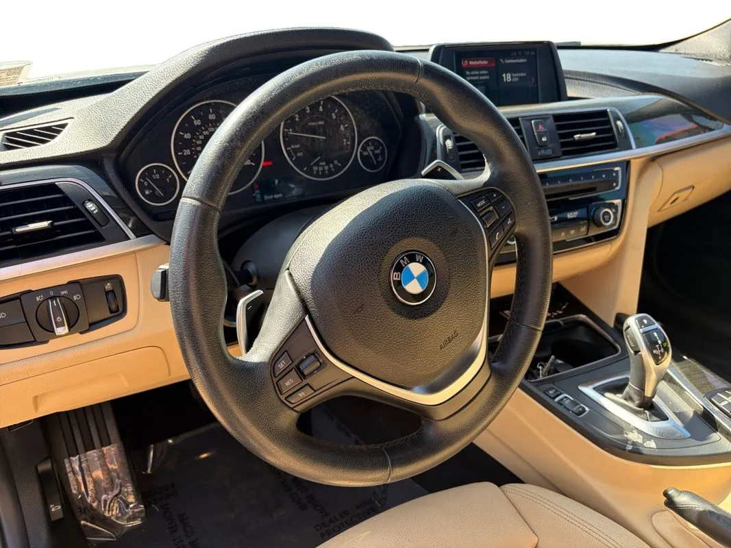 BMW 330i photo 11