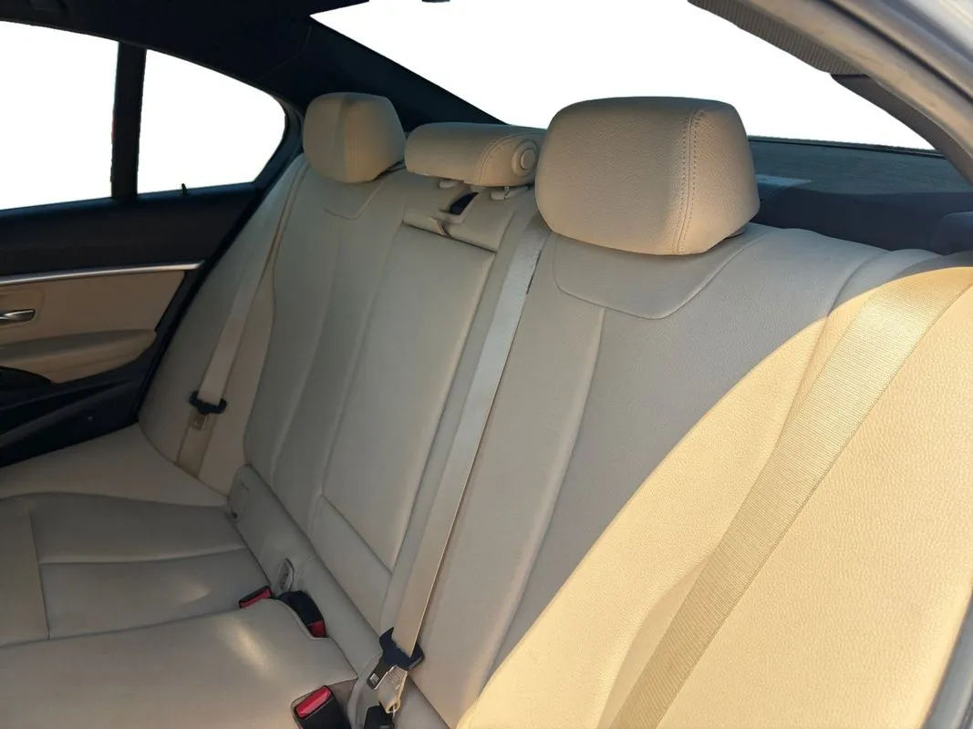 BMW 330i photo 13