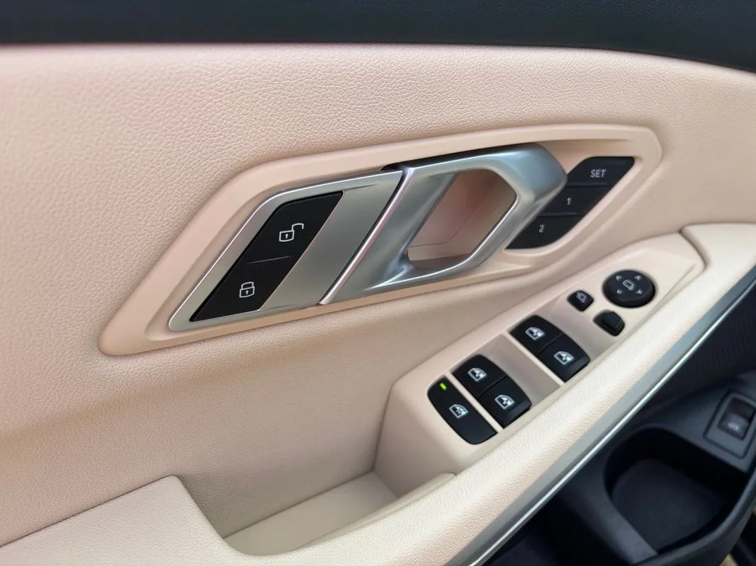 BMW 330i photo 17