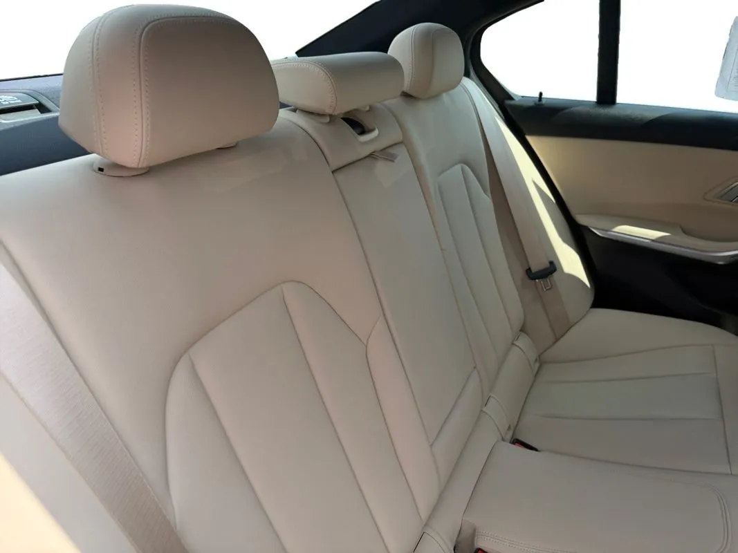 BMW 330i photo 18