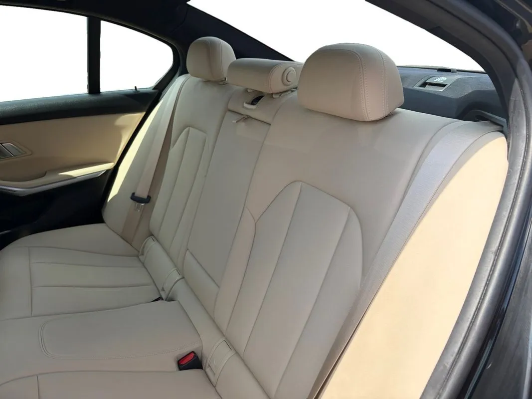 BMW 330i photo 13