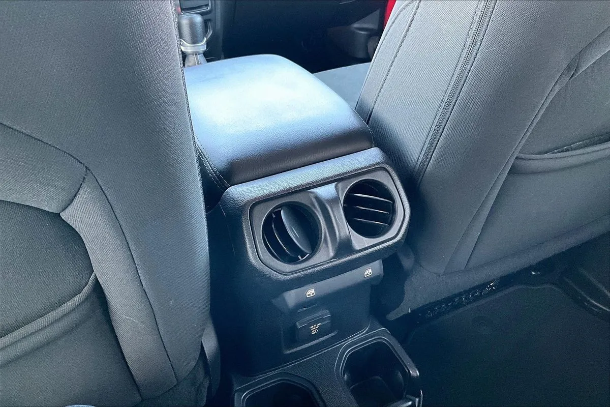 Jeep Wrangler photo 32