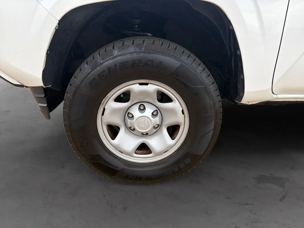 Toyota Tacoma photo 9