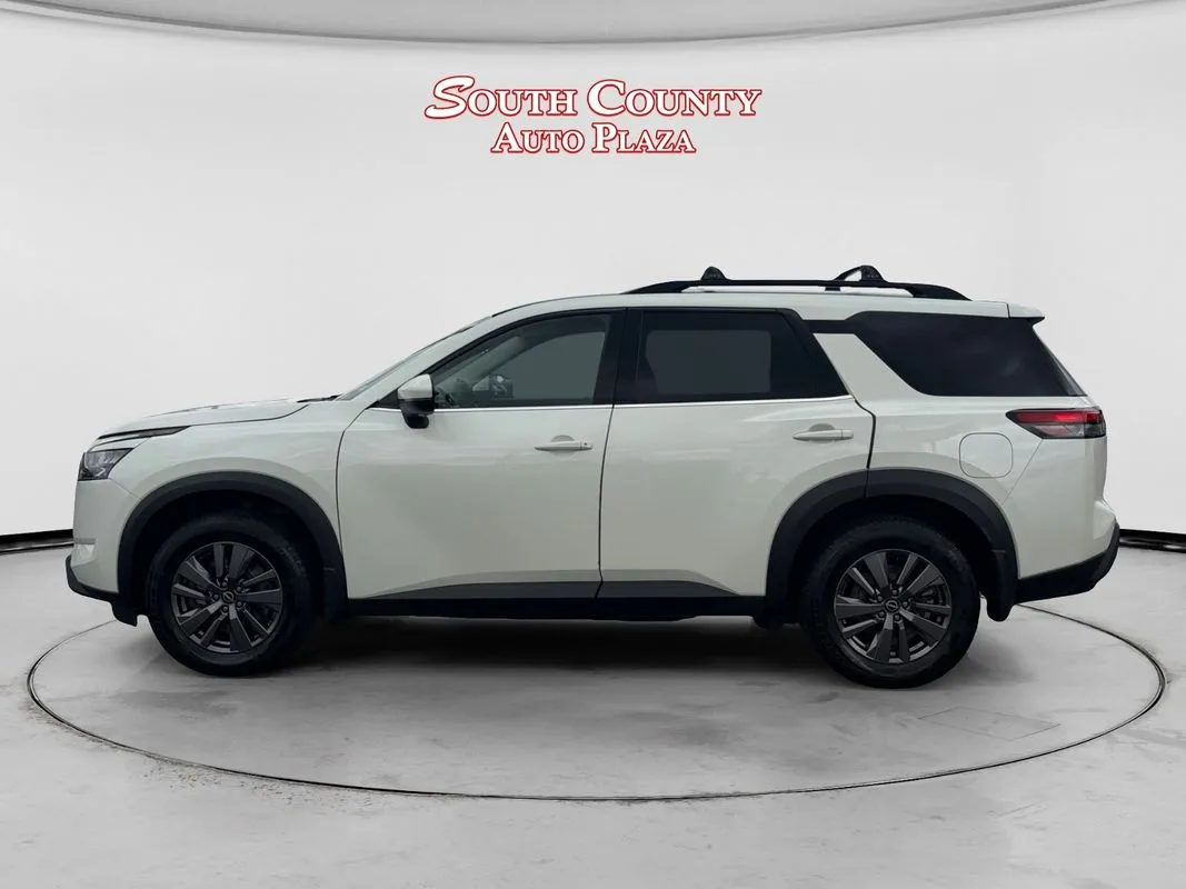 Nissan Pathfinder photo 2