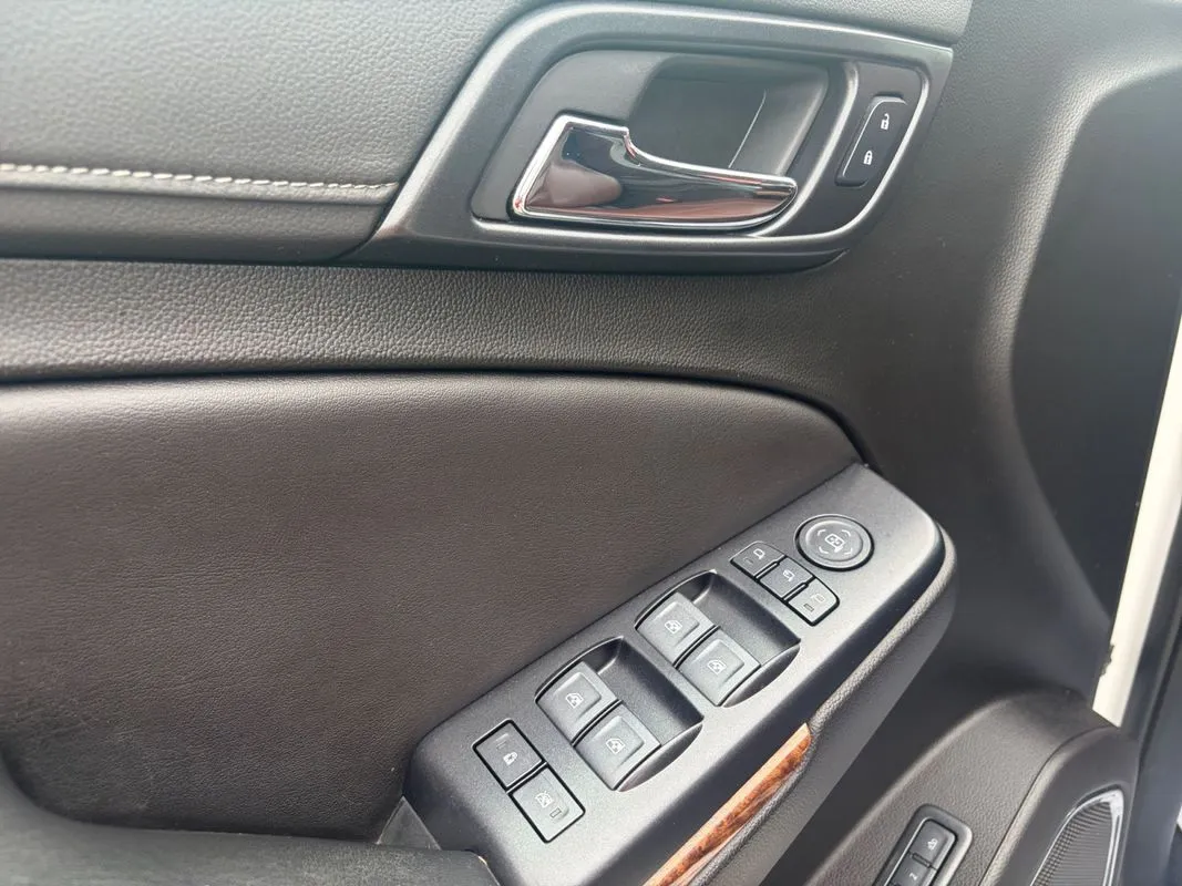 Chevrolet Suburban photo 16