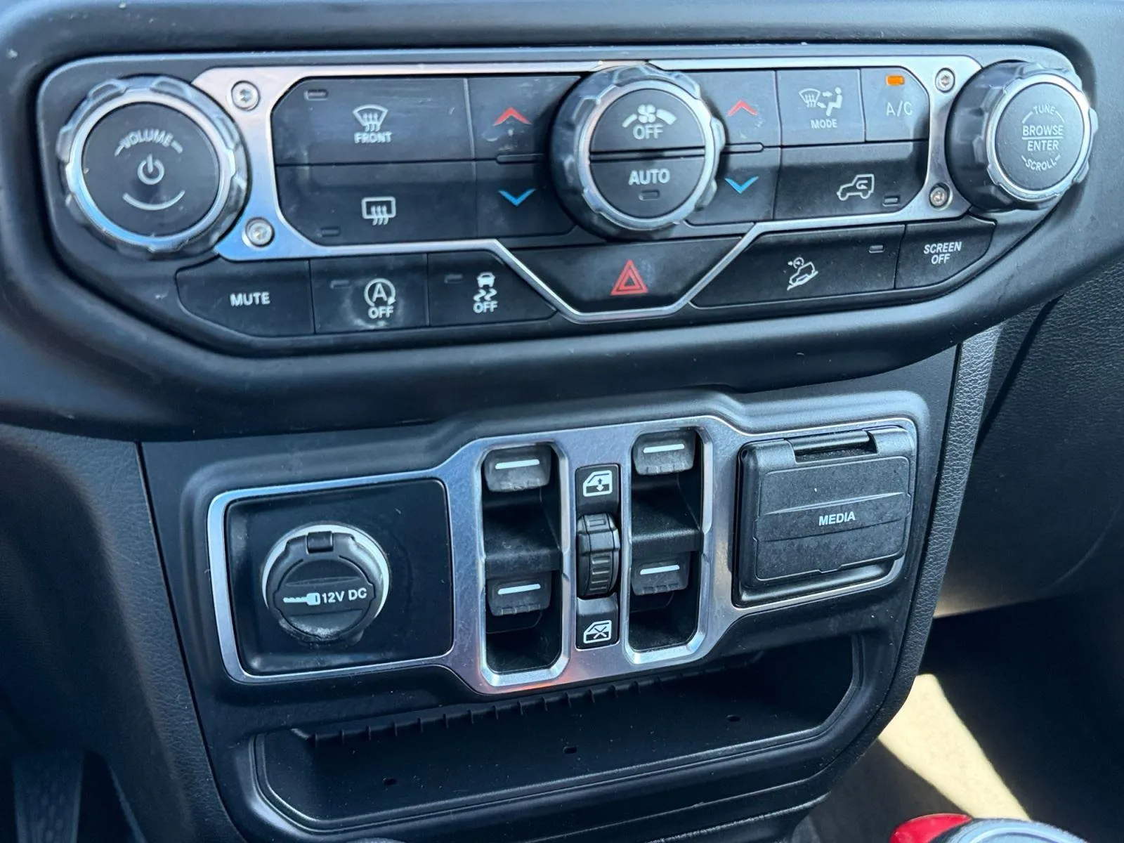 2020 Jeep Wrangler Unlimited Sahara - Photo 25