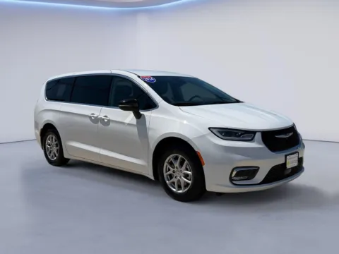 White 2024 Chrysler Pacifica Touring L for sale in Maryville, TN