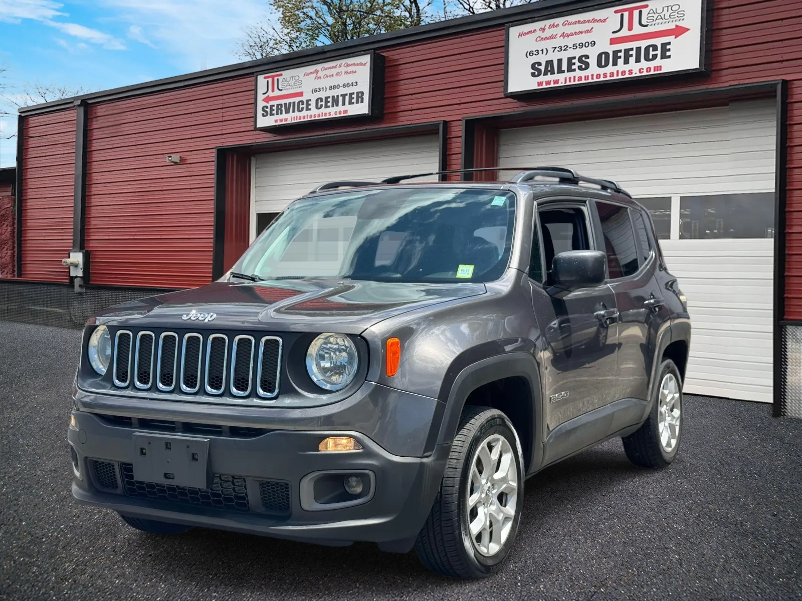 Gray 2018 Jeep Renegade Latitude 4x4 for sale in Selden, NY