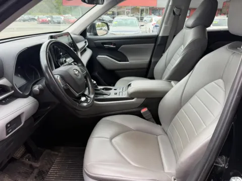 More photos of 2020 Toyota Highlander XLE Sport Utility 4D at Gesner Auto, MA
