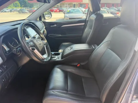 More photos of 2017 Toyota Highlander XLE Sport Utility 4D at Gesner Auto, MA