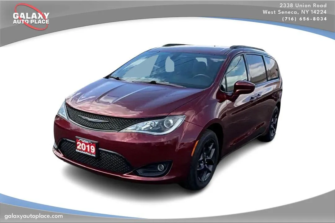 2019 Chrysler Pacifica Touring L's photo