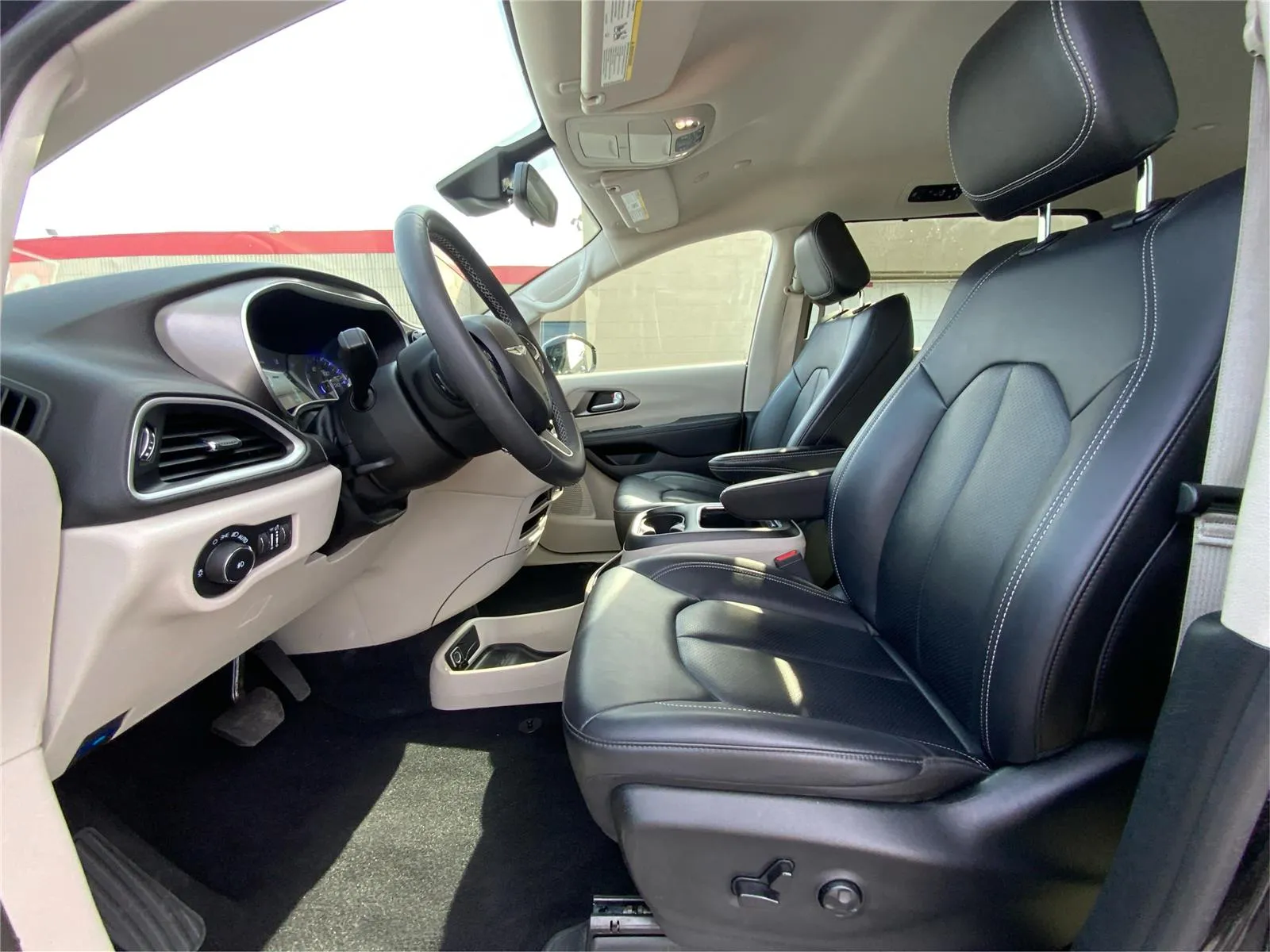 2024 Chrysler Pacifica Touring L - Photo 10
