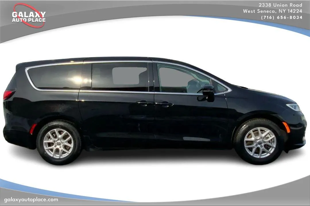2024 Chrysler Pacifica Touring L - Photo 4