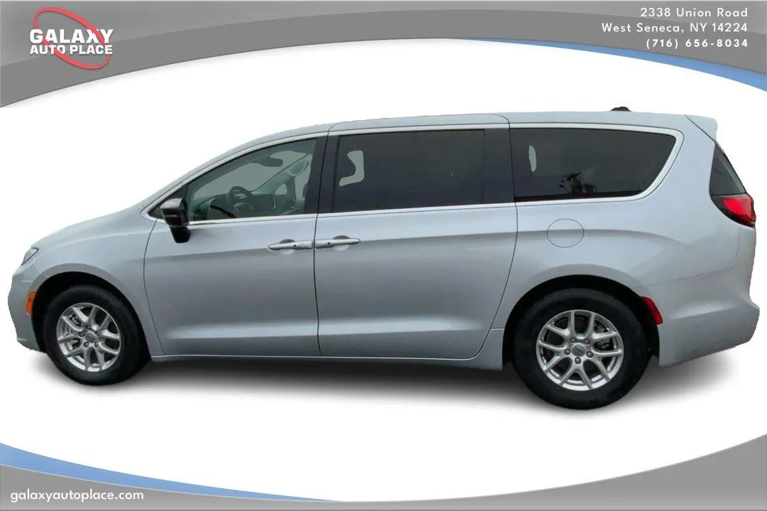 2024 Chrysler Pacifica Touring L - Photo 8