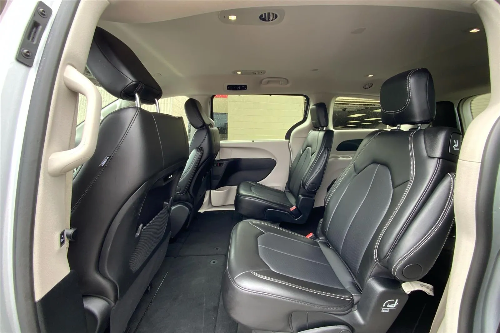 2024 Chrysler Pacifica Touring L - Photo 11