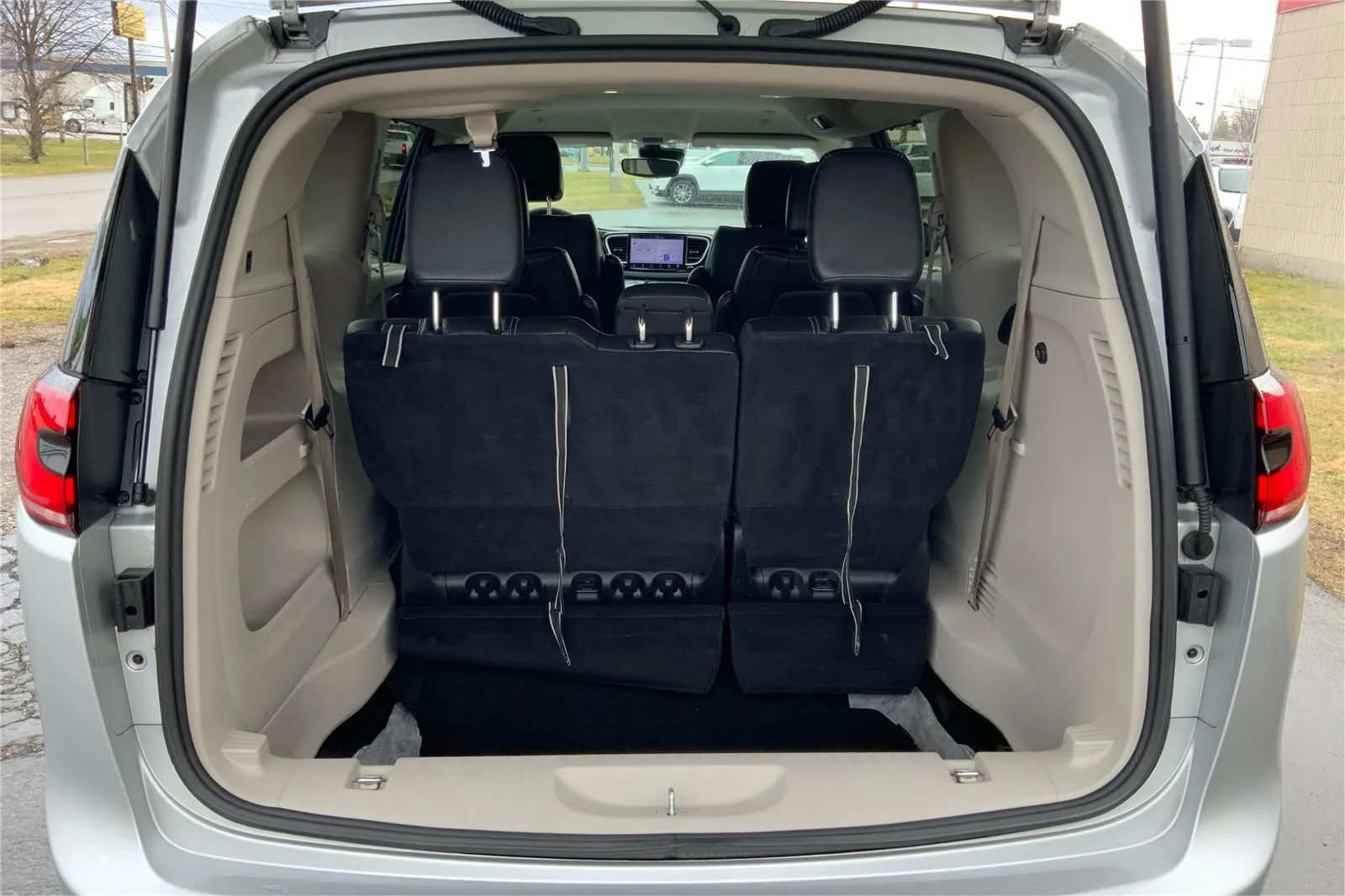 2024 Chrysler Pacifica Touring L - Photo 12