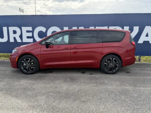 More photos of 2025 Chrysler Pacifica Select at Pure Country Automotive, KY