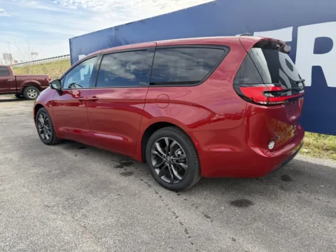 More photos of 2025 Chrysler Pacifica Select at Pure Country Automotive, KY