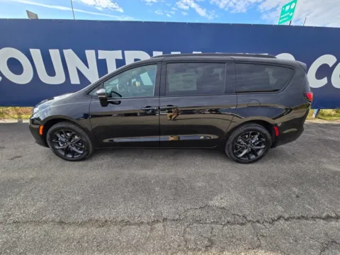 More photos of 2026 Chrysler Pacifica Select at Pure Country Automotive, KY