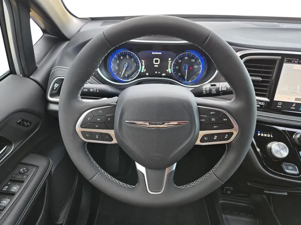 2026 Chrysler Pacifica Select - Photo 14