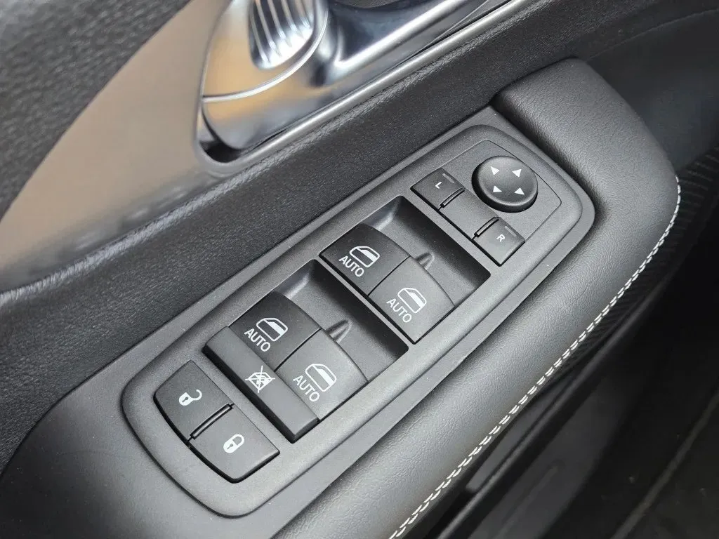 2026 Chrysler Pacifica Select - Photo 12