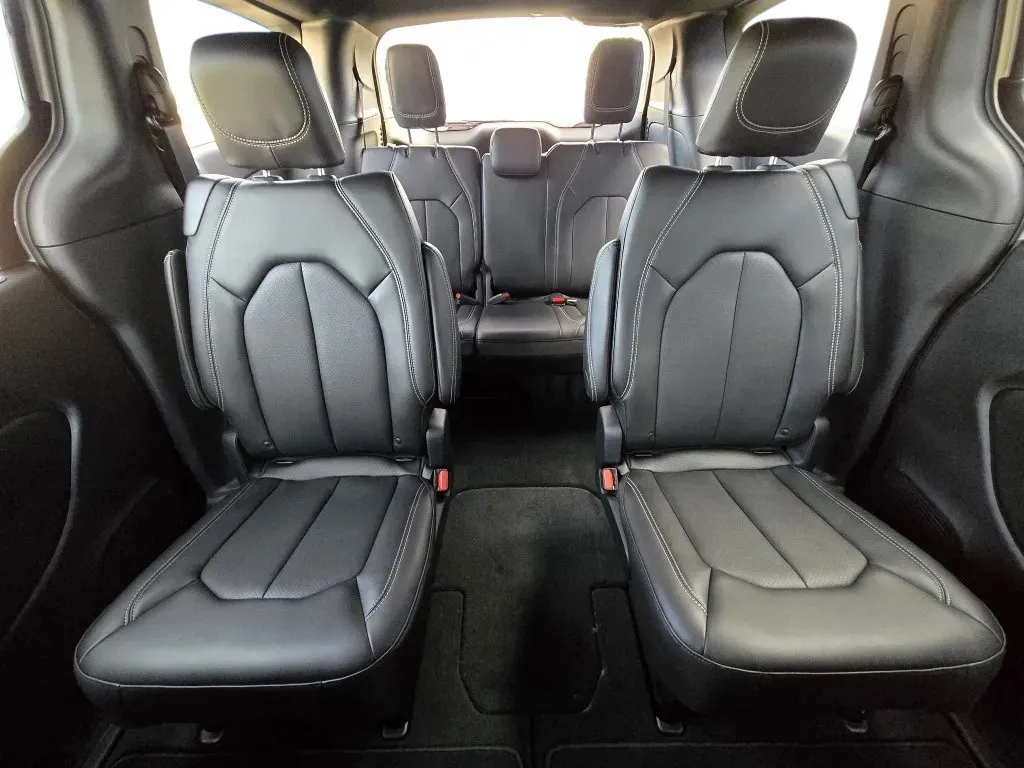2026 Chrysler Pacifica Select - Photo 23