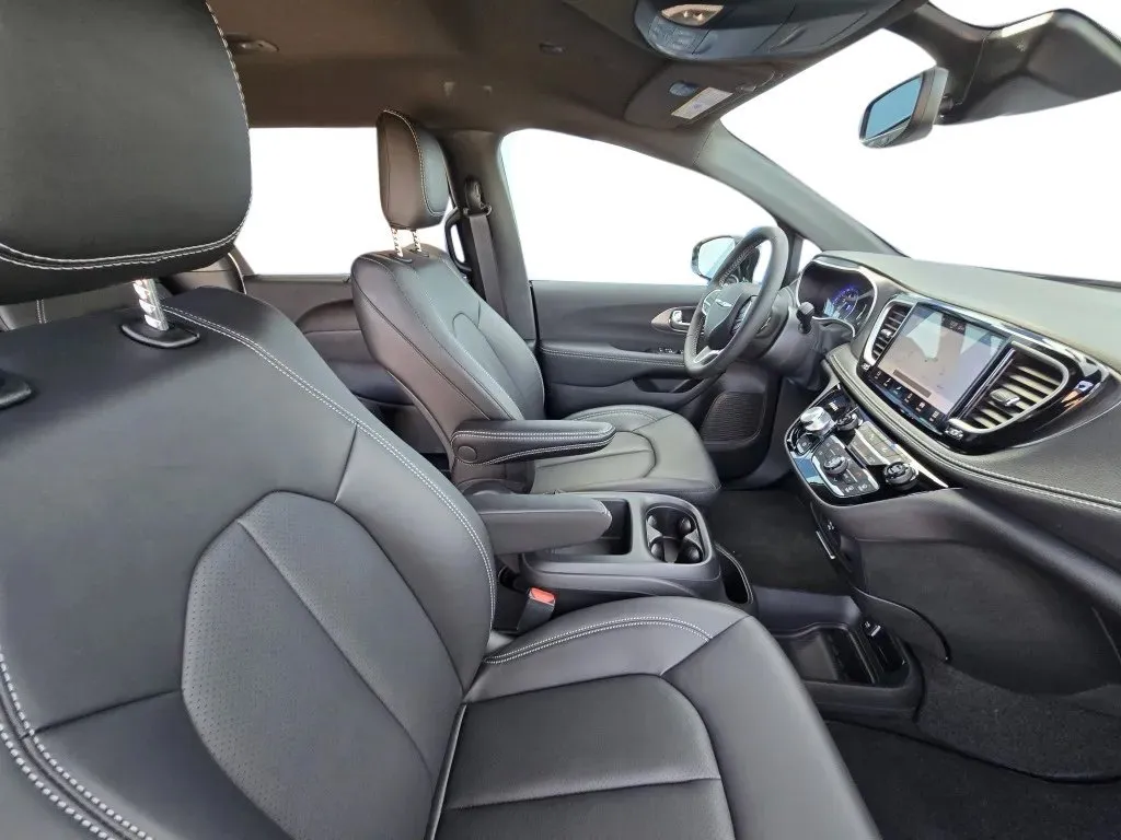 2026 Chrysler Pacifica Select - Photo 22