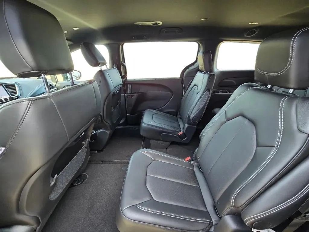 2026 Chrysler Pacifica Select - Photo 24