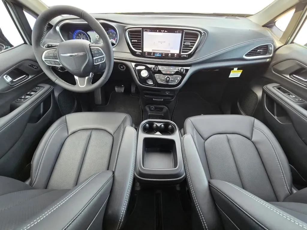 2026 Chrysler Pacifica Select - Photo 10