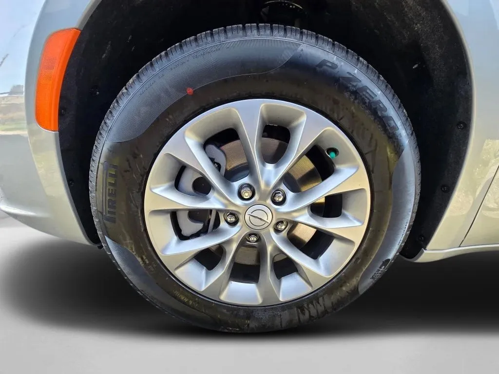 2026 Chrysler Pacifica Select - Photo 31