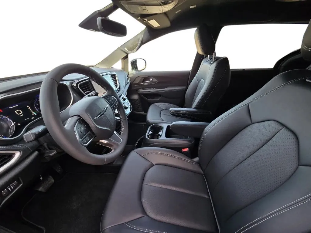 2026 Chrysler Pacifica Select - Photo 11