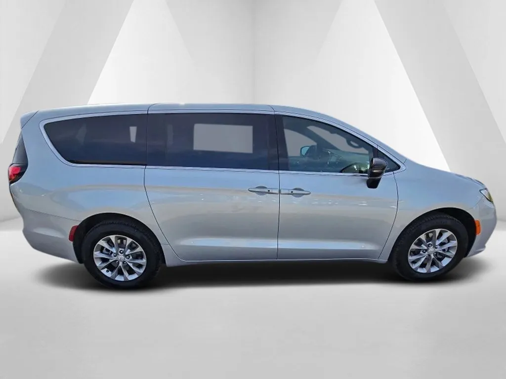 2026 Chrysler Pacifica Select - Photo 8