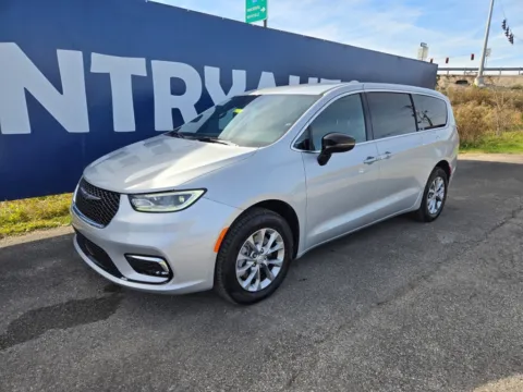 Another view of 2026 Chrysler Pacifica Select for sale in Grayson, KY at Pure Country Automotive