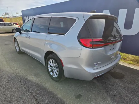 More photos of 2026 Chrysler Pacifica Select at Pure Country Automotive, KY
