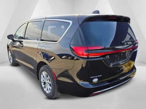 More photos of 2026 Chrysler Pacifica Select at Pure Country Automotive, KY