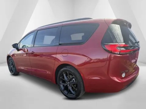 More photos of 2026 Chrysler Pacifica Limited at Pure Country Automotive, KY