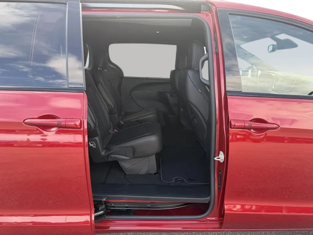 2026 Chrysler Pacifica Select - Photo 33