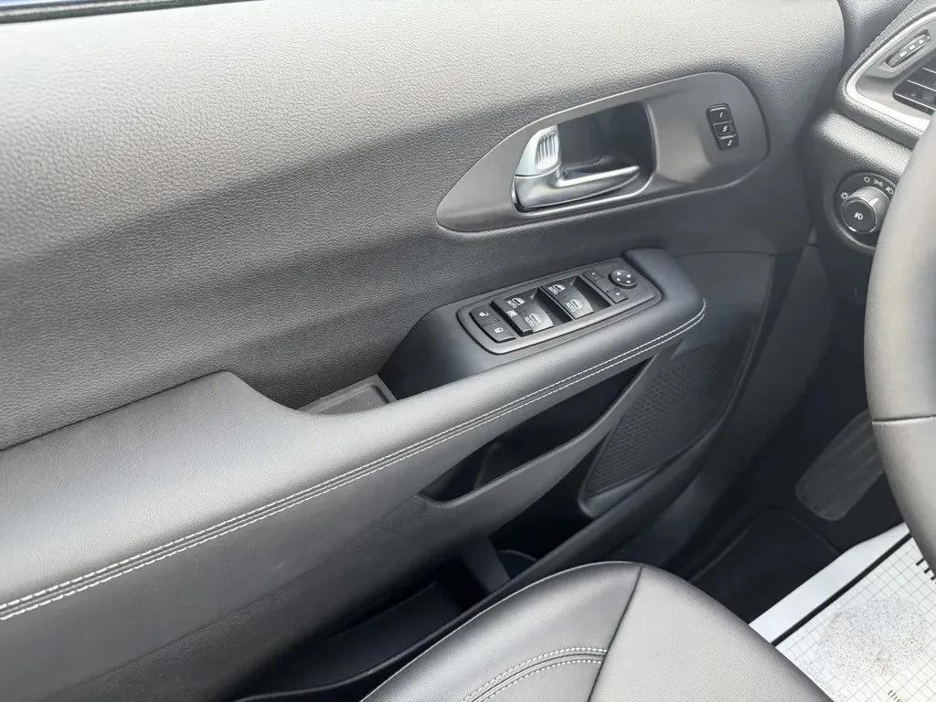 2026 Chrysler Pacifica Select - Photo 12