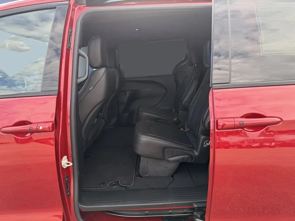2026 Chrysler Pacifica Select - Photo 30
